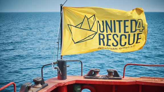 Flagge mit united4rescue Logo auf Schiff