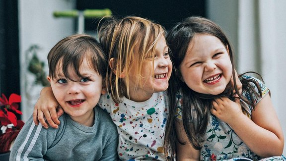 3 lachende Kinder - Foto: Dumlao/unsplash