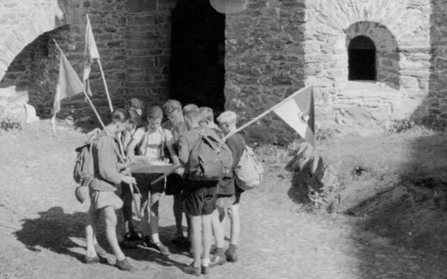 Kindergruppe auf Burg Finstergrün 1950 - Foto. Robert Fürböck